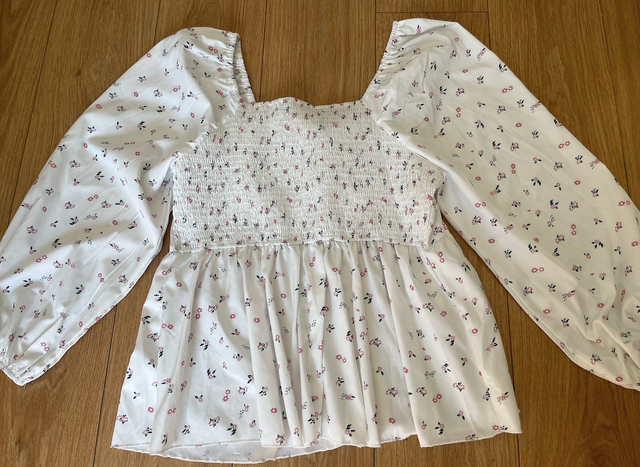 camiseta blanca con flores de manga larga