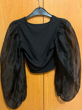 Blusa negra mangas abullonadas organza