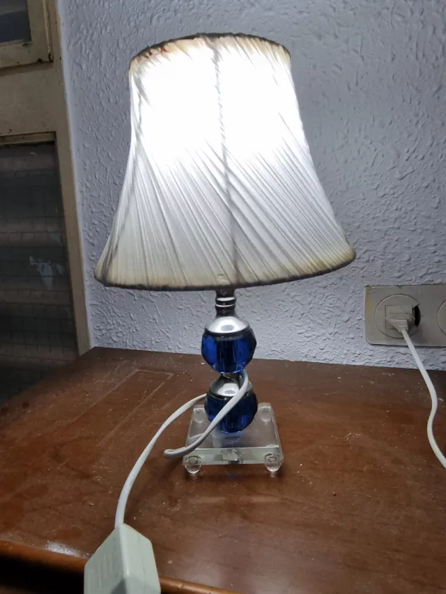 Lámpara de mesa azul y cristal