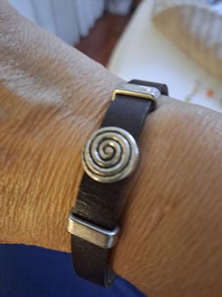 Pulsera de cuero con espiral plateada
