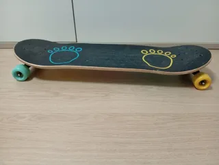 Patinete con huellas de oso