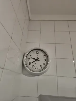 Reloj de pared blanco