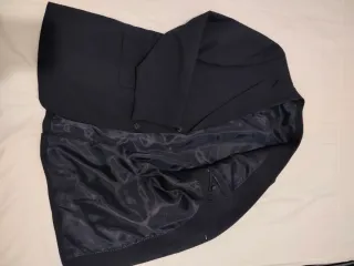 Chaqueta de traje azul marino para hombre.