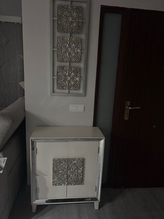 Aparador blanco y plateado