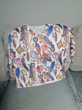 Camiseta estampada plumas y farolillos