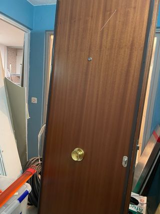 Puerta de entrada maciza