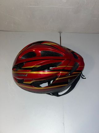 Casco de bici rojo y dorado