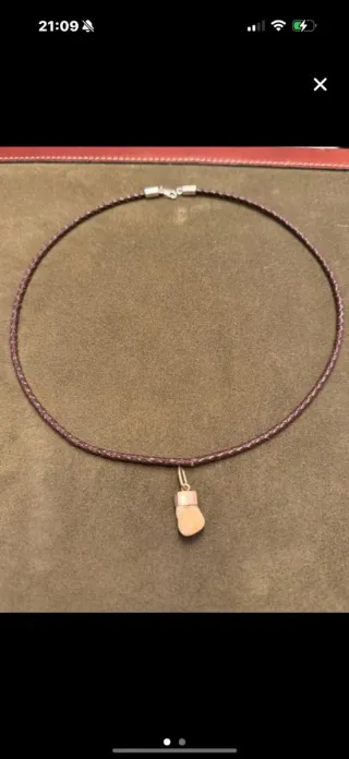 Colgante de cuero y oro