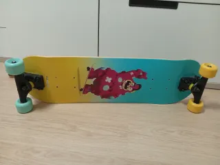 Skate board con huellas azules y amarillas