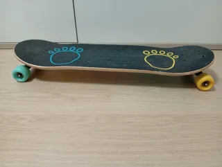 Skate board con huellas azules y amarillas