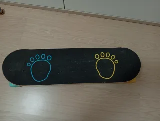Skate board con huellas azules y amarillas