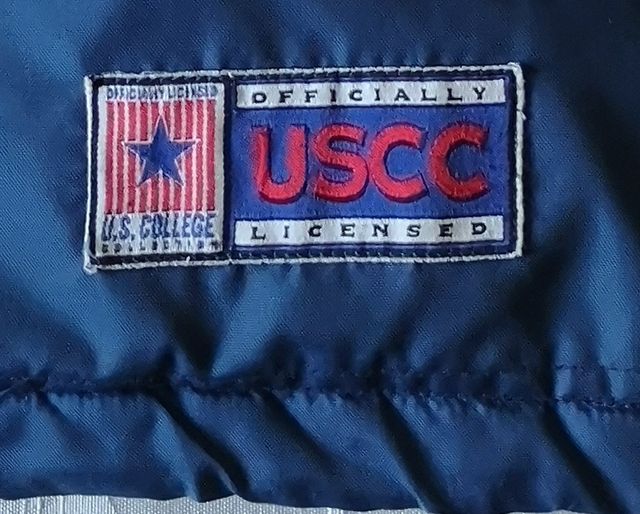 Parka deportiva USCC oversize azul y amarillo. 