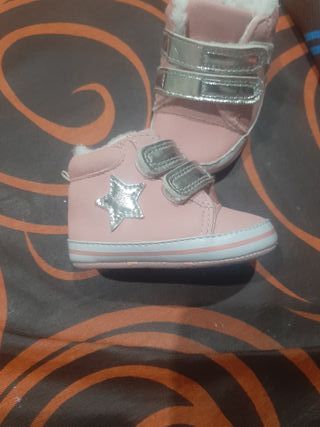 Botitas bebé rosas con pelo