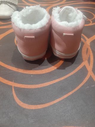 Botitas bebé rosas con pelo