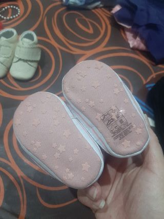 Botitas bebé rosas con pelo