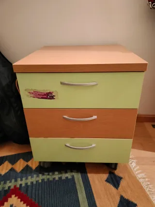 Cajonera de madera y plástico