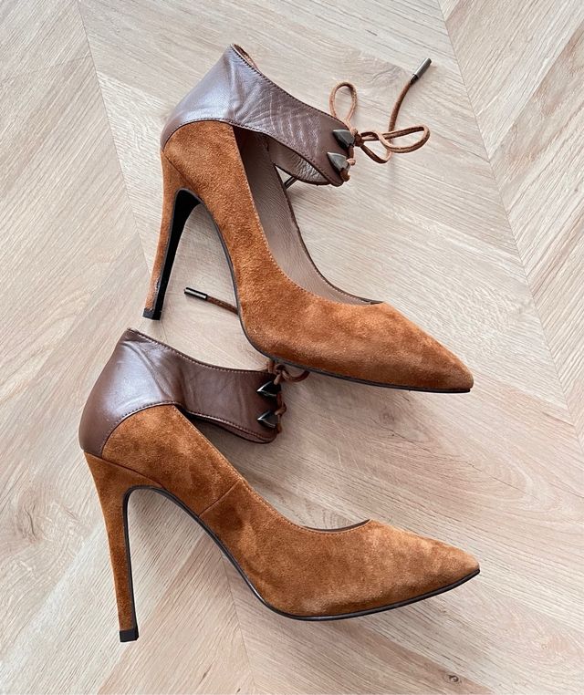 Zapato de piel marrón.