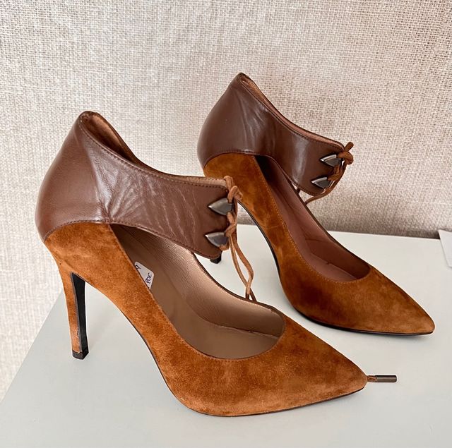 Zapato de piel marrón.