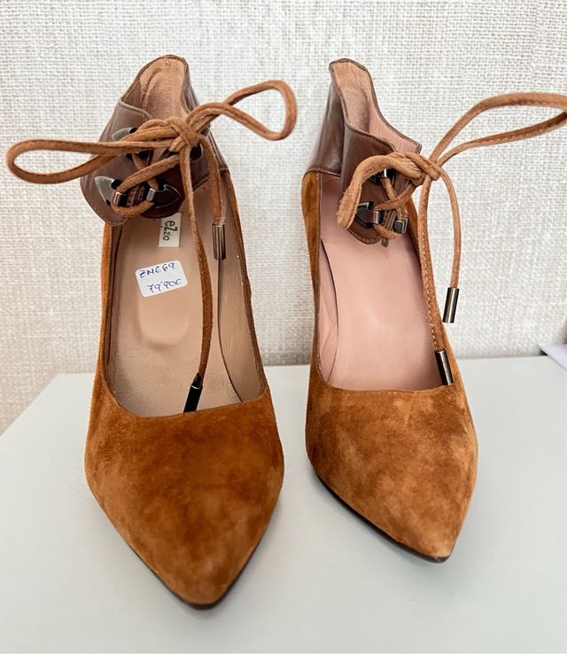 Zapato de piel marrón.