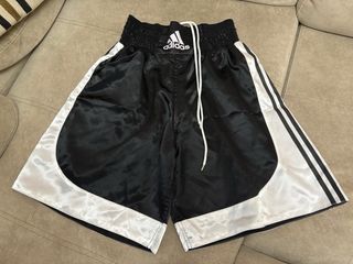 Bolsa de boxeo más casco, guantes y accesorios.