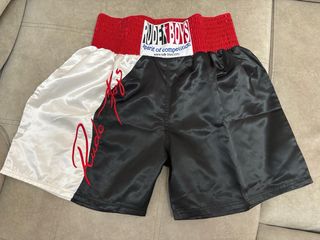 Bolsa de boxeo más casco, guantes y accesorios.