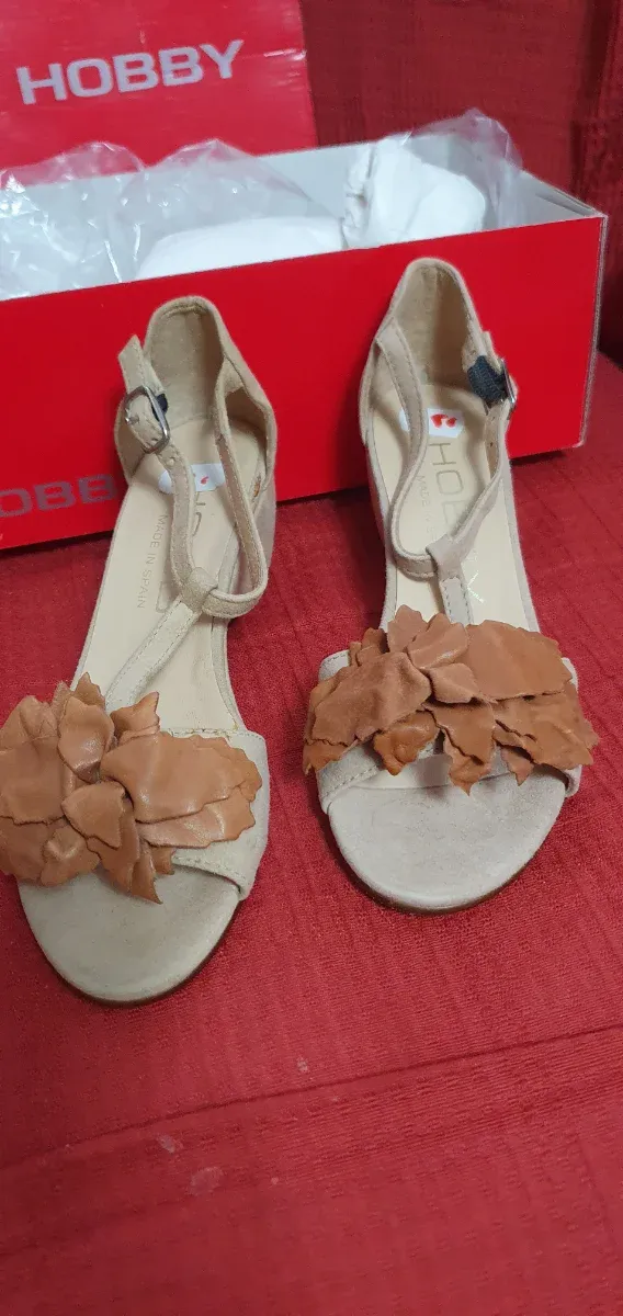 Sandalias Hobby beige y marrón con flores