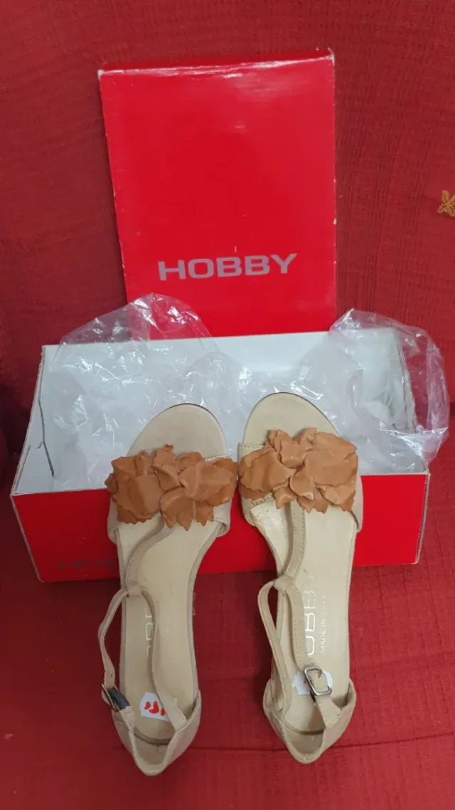 Sandalias Hobby beige y marrón con flores