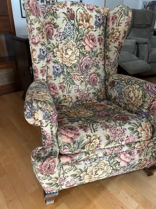 Butaca tapizada flores.