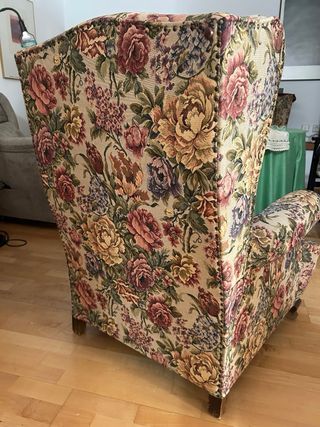 Butaca tapizada flores.