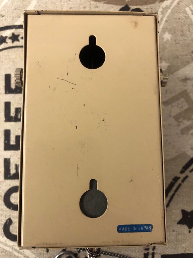 Sirena de metal color beige