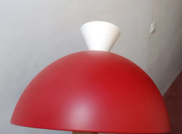 Lámpara de techo roja y blanca