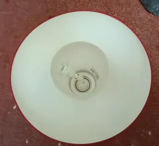 Lámpara de techo roja y blanca