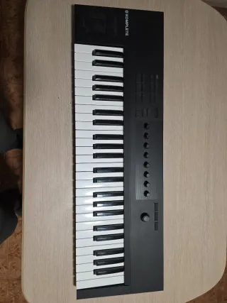 Controlador MIDI Komplete A49
