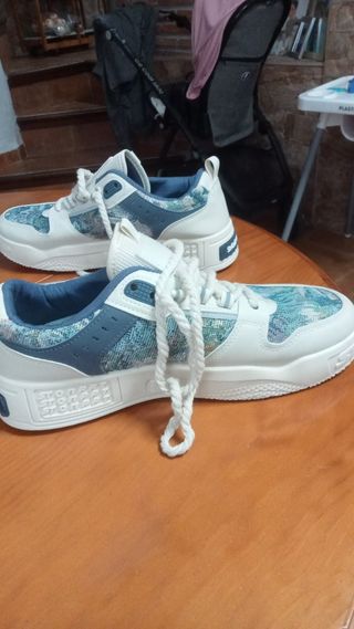 Zapatillas deportivas blancas y azules
