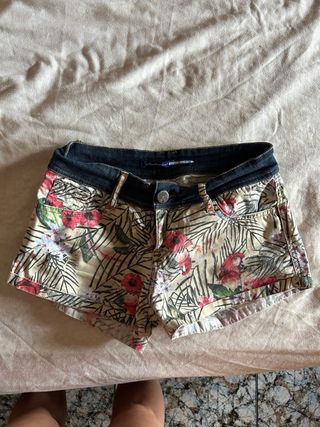 Shorts de flores y loros