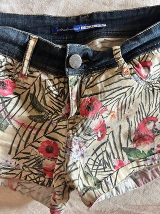Shorts de flores y loros