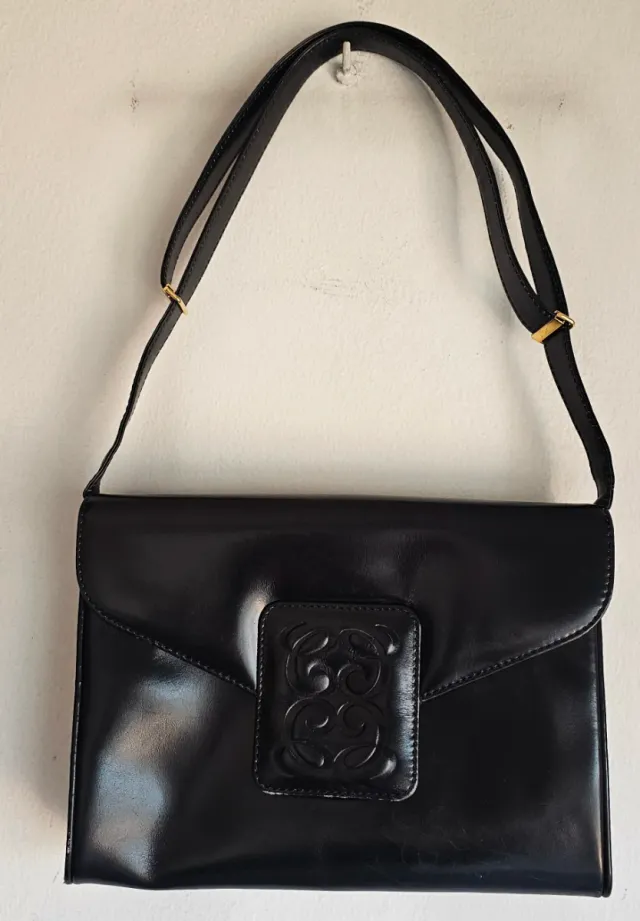 Bolso negro vintage con logo