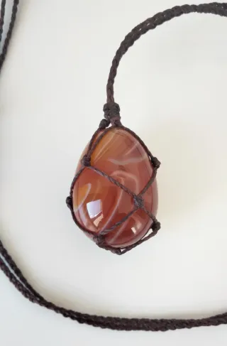 Collana macramè con uovo in agata