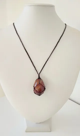 Collana macramè con uovo in agata