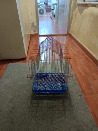 Jaula para pájaros verde y plateada