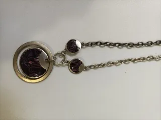 Collar plateado con detalles morados