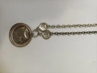 Collar plateado con detalles morados