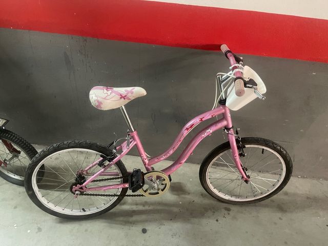 Bicicleta rosa infantil con cesta