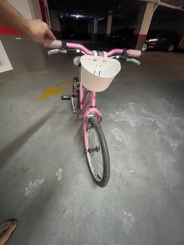Bicicleta rosa infantil con cesta