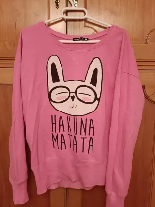 Sudadera rosa con estampado de conejo.