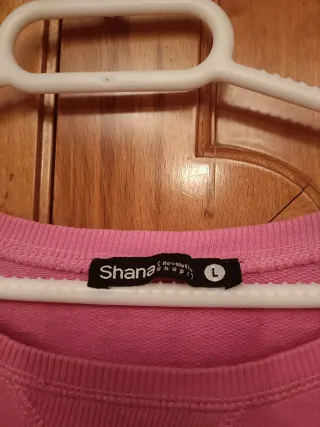 Sudadera rosa con estampado de conejo.