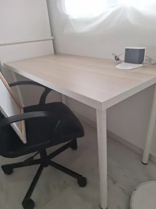 Dormitorio juvenil compacto con mesa y silla.