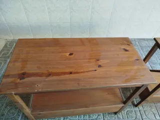 Conjunto de dos consolas de madera.