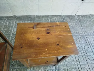Conjunto de dos consolas de madera.