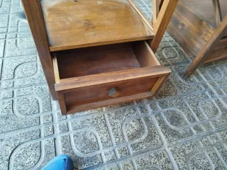 Conjunto de dos consolas de madera.